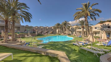 4 piscinas al aire libre (de 10:00 a 18:00), sombrillas, tumbonas