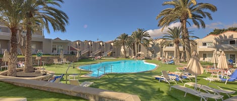 4 outdoor pools, open 10:00 AM to 6:00 PM, pool umbrellas, sun loungers