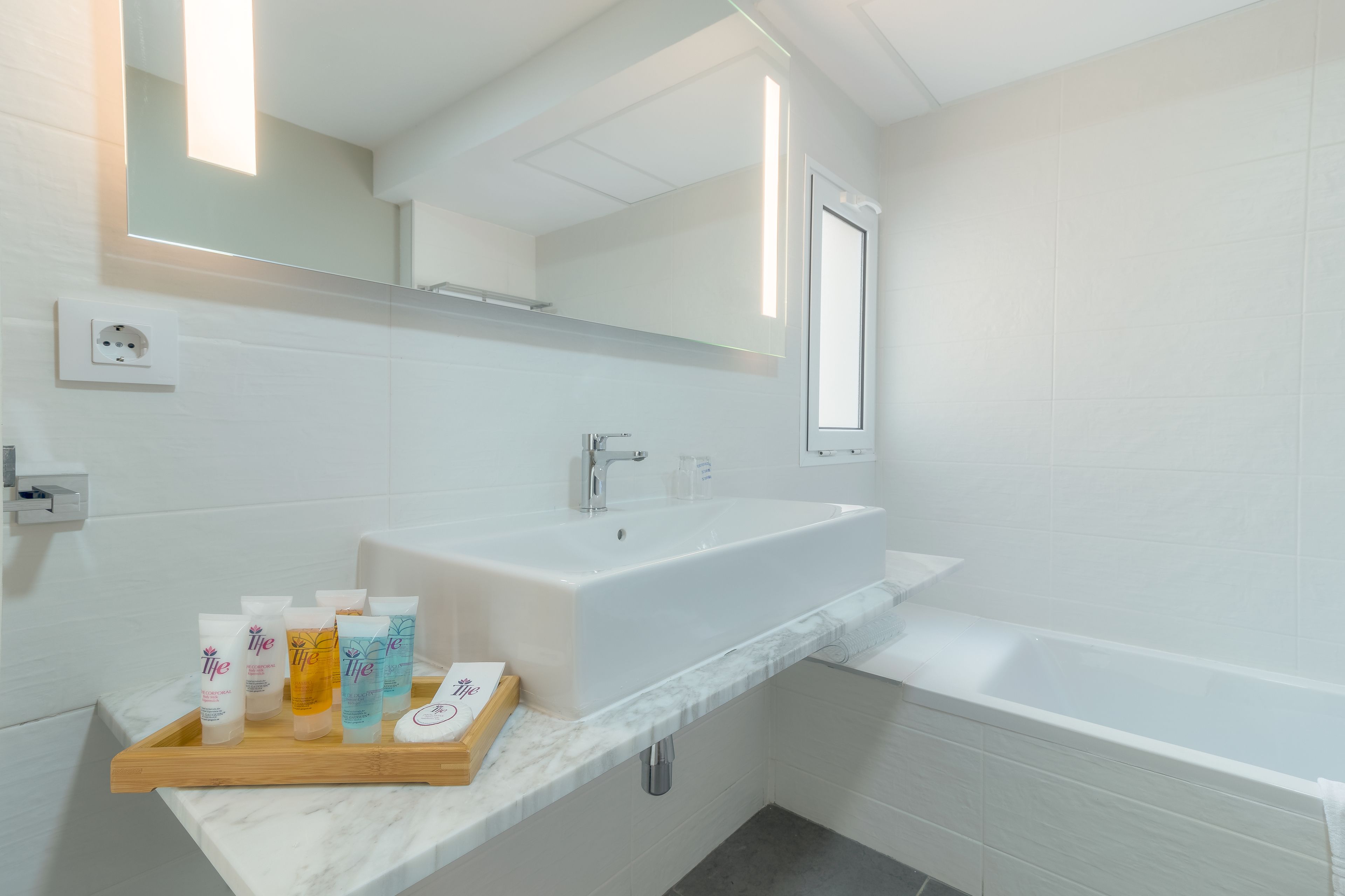 separate bathtub and shower, hair dryer, towels