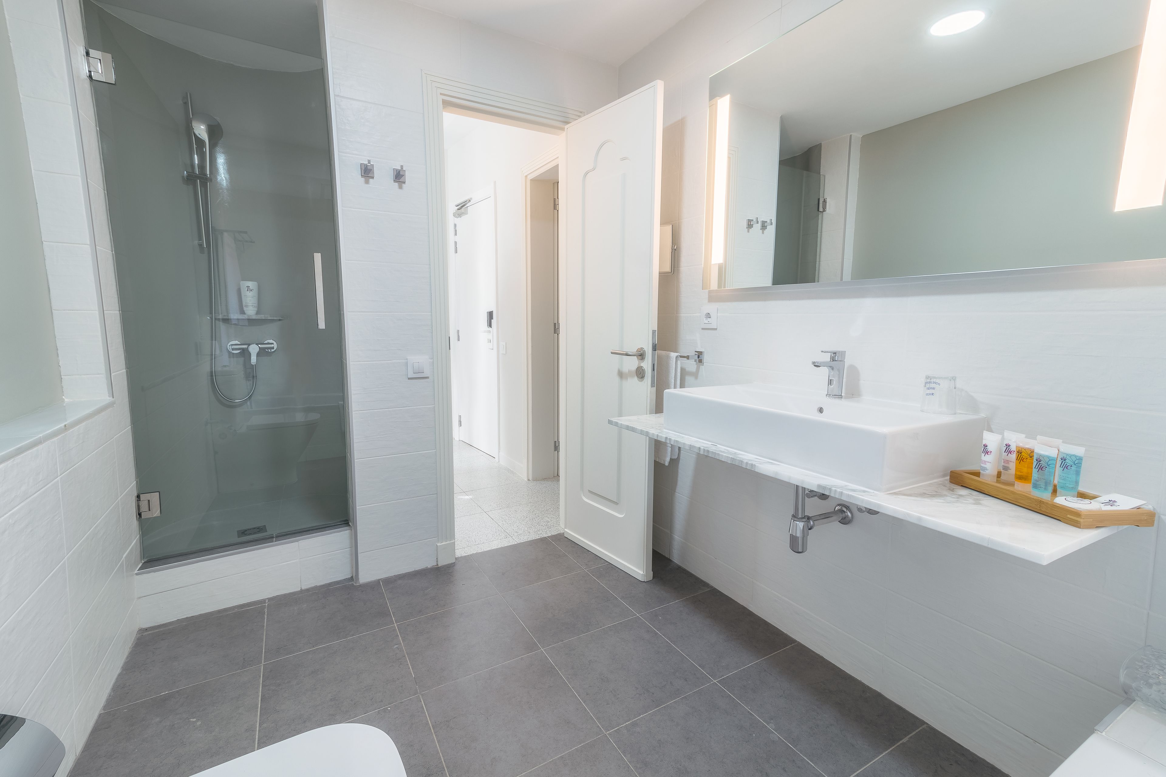 separate bathtub and shower, hair dryer, towels