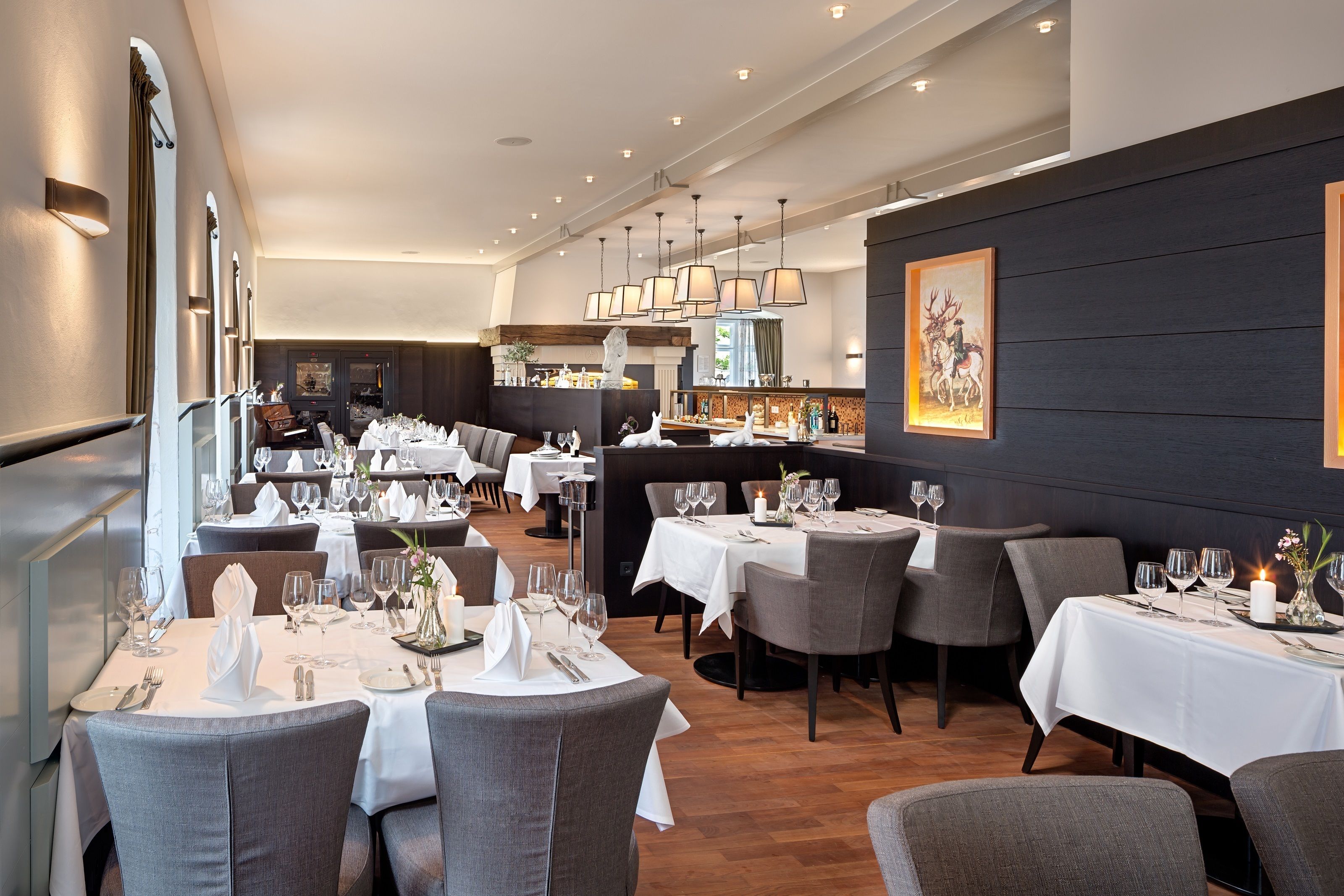 breakfast, lunch, dinner served; international cuisine