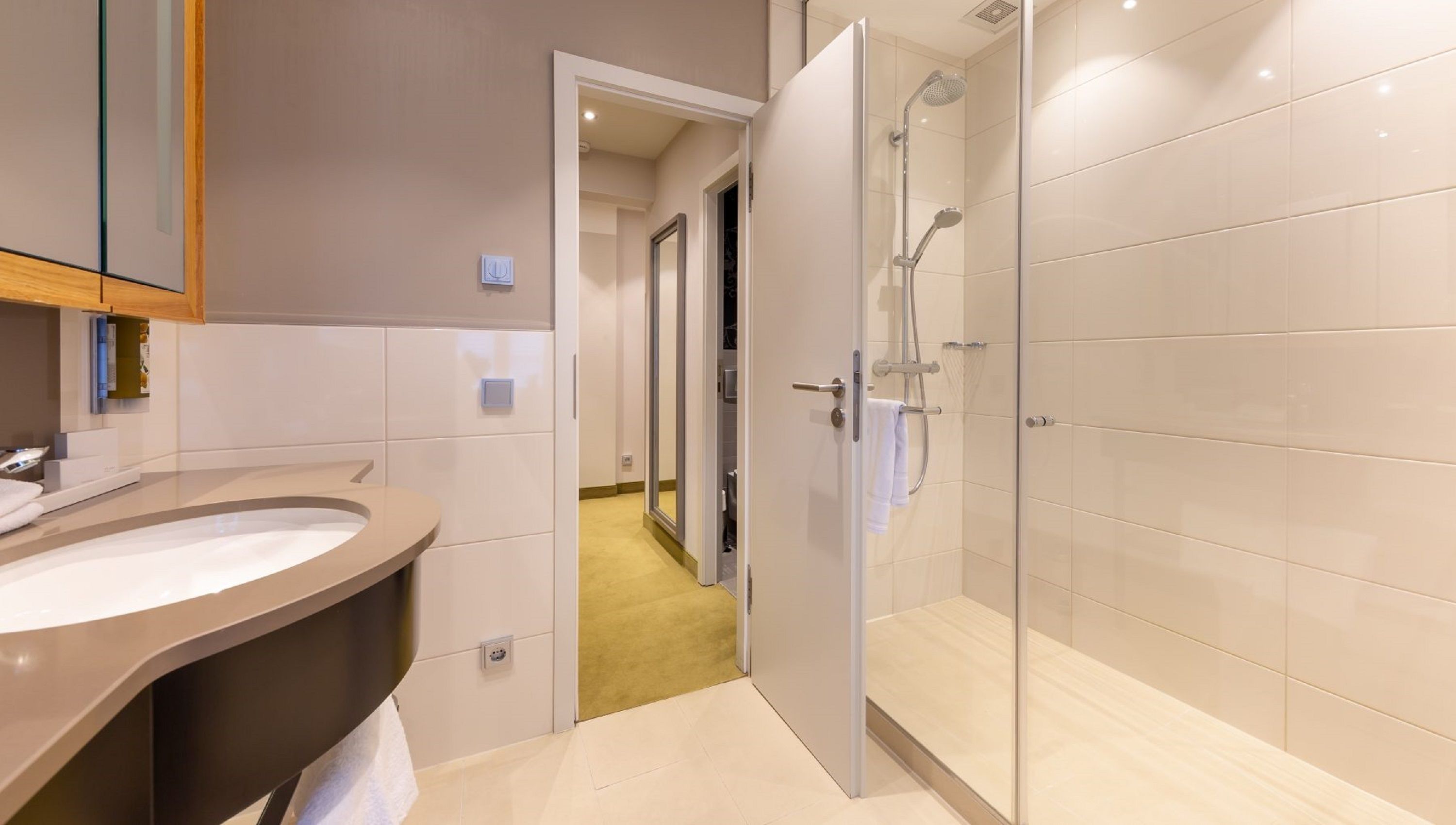 junior suite, 1 double bed | bathroom | free toiletries, hair dryer, bathrobes, slippers