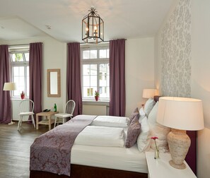 Zimmersafe, Schreibtisch, Babybetten, Zustellbetten