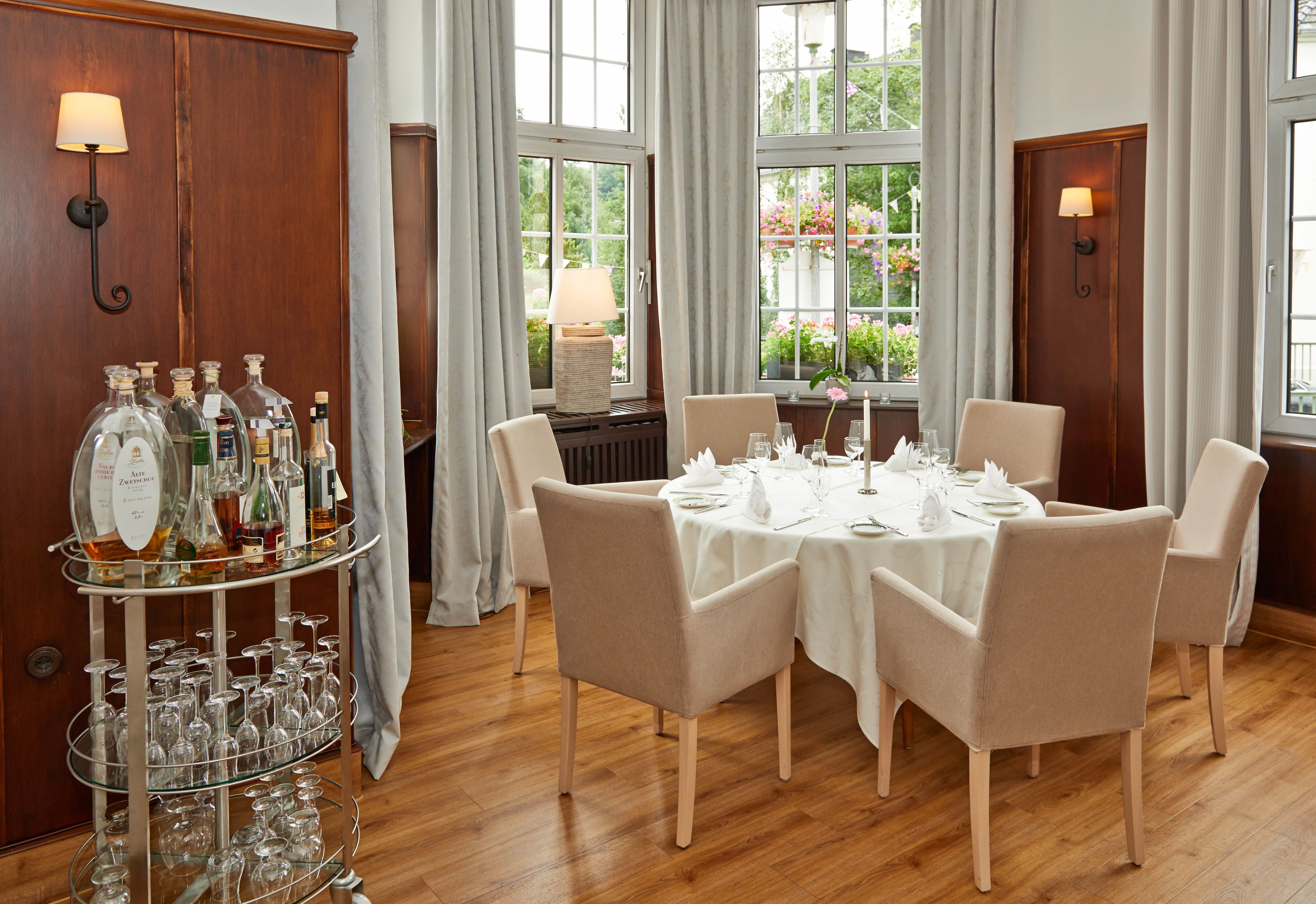 lunch, dinner served; local and international cuisine, al fresco dining