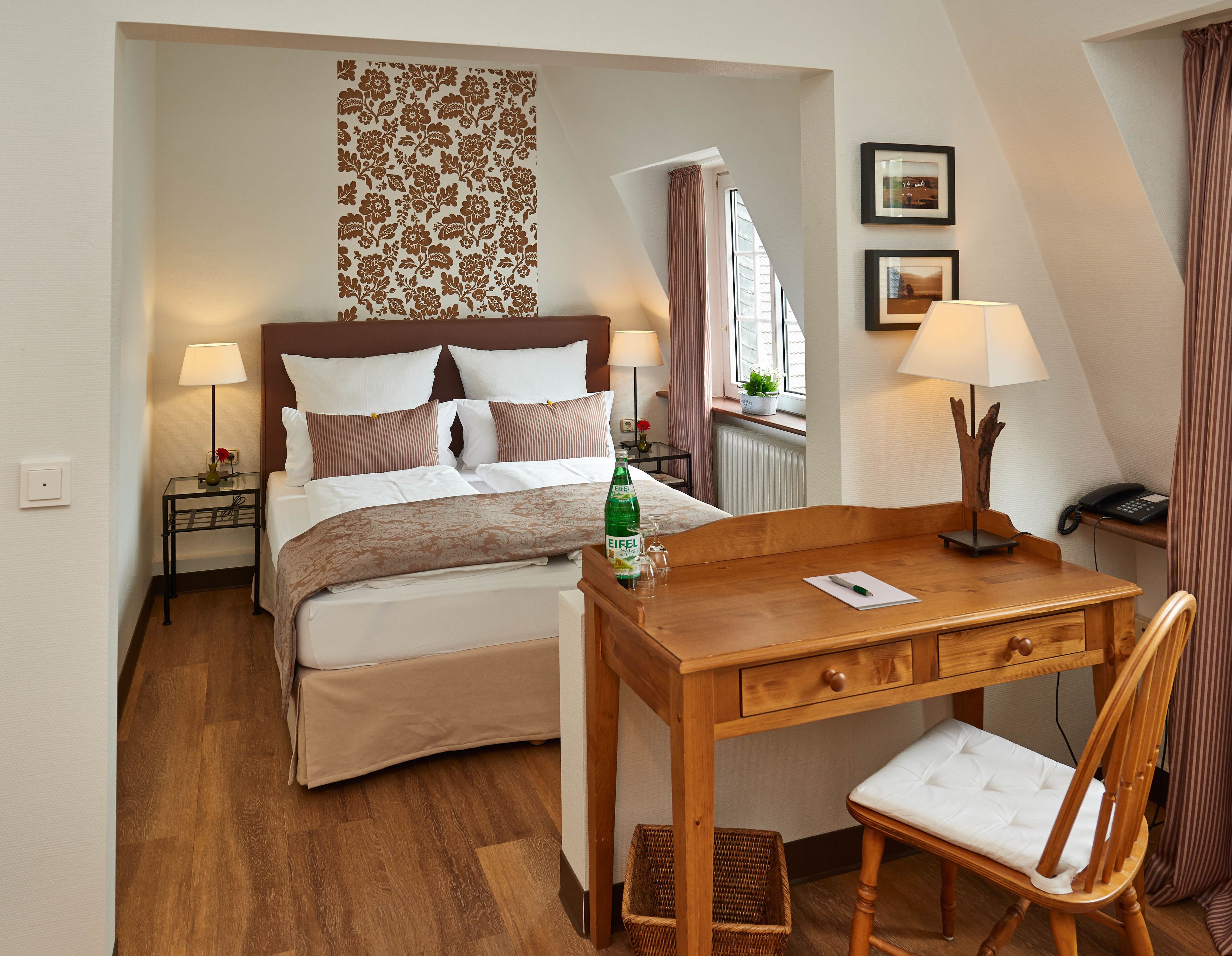 deluxe room | in-room safe, desk, cots/infant beds, rollaway beds