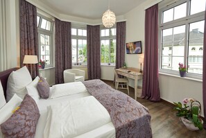 Kahden hengen comfort-huone | Tallelokero huoneessa, työpöytä, vauvansängyt, lisävuoteet