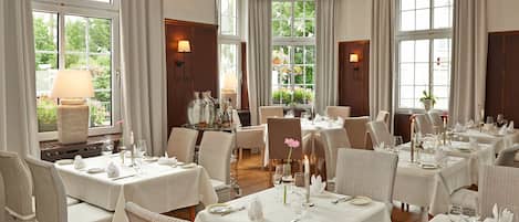 Lunch, dinner served; local and international cuisine, al fresco dining