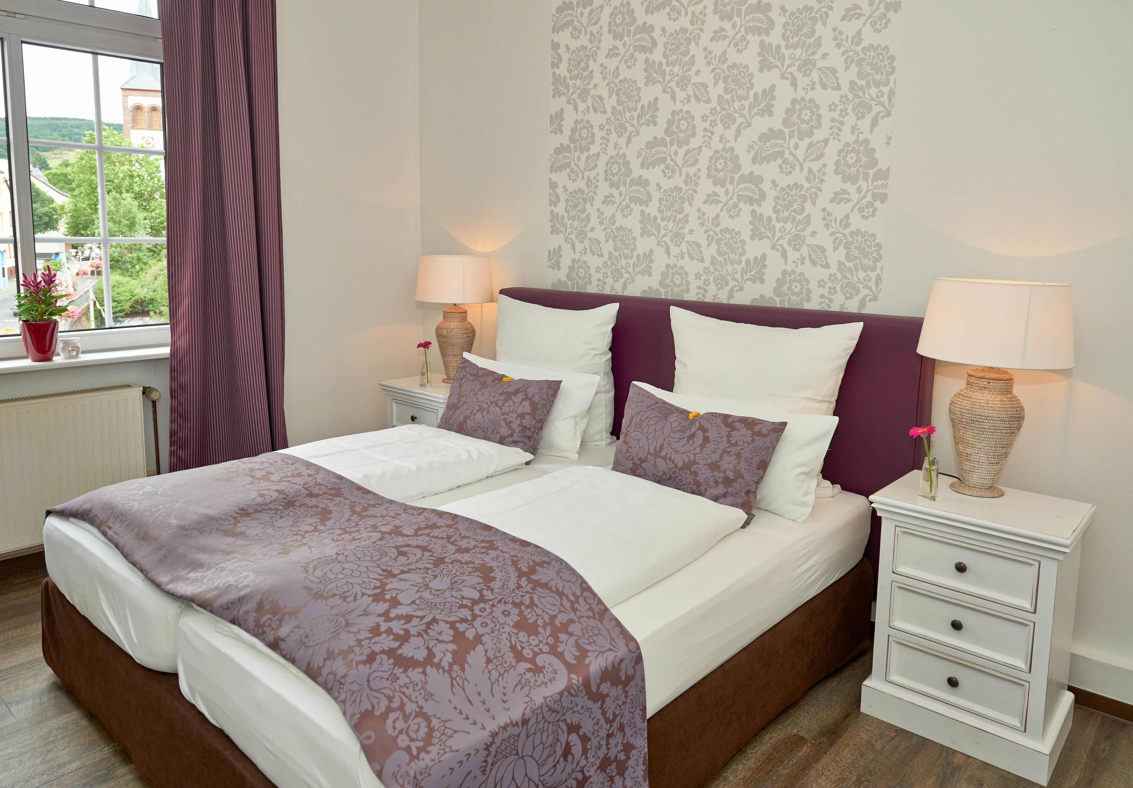 deluxe room | in-room safe, desk, cots/infant beds, rollaway beds