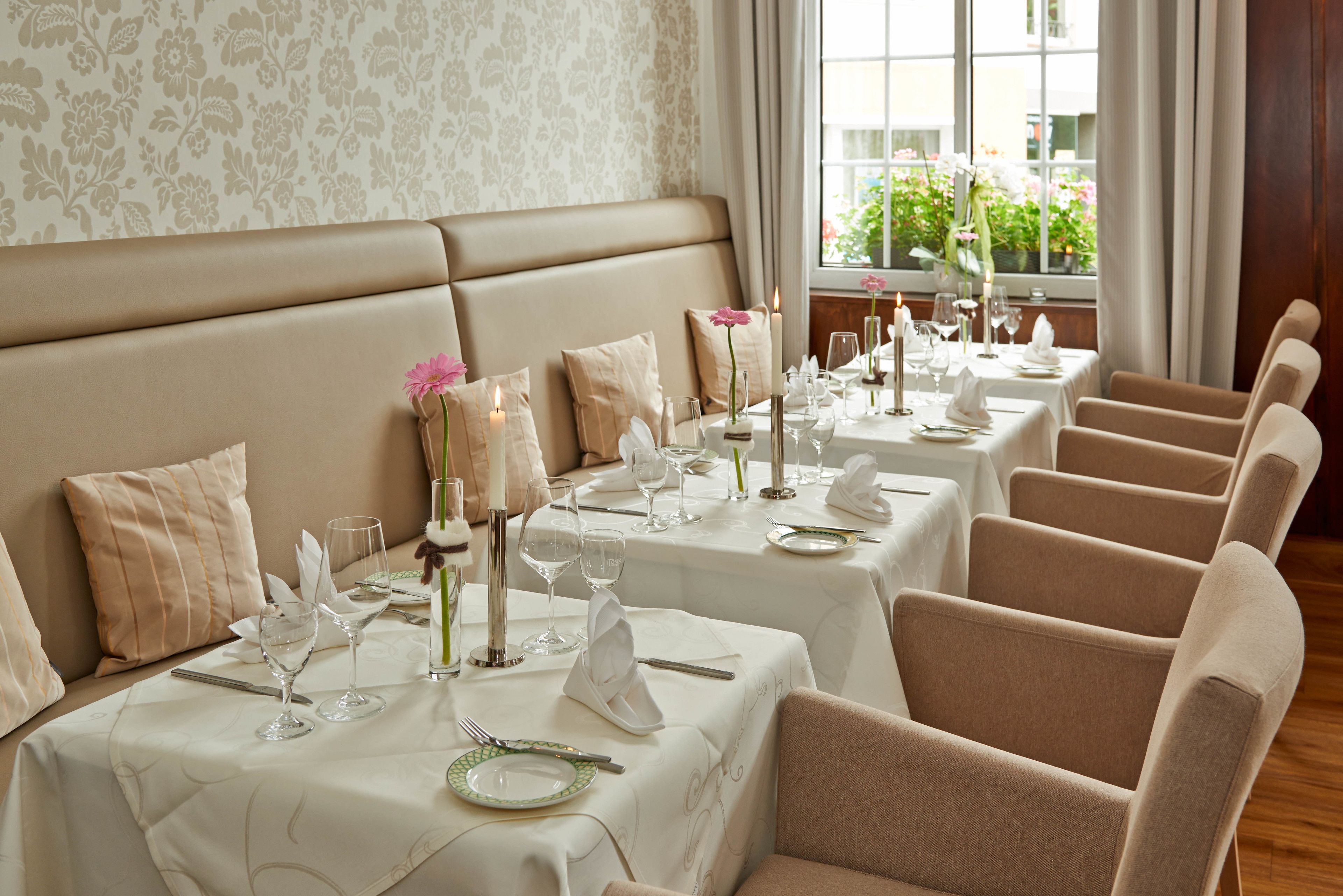 lunch, dinner served; local and international cuisine, al fresco dining