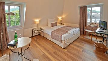 Comfort Double Room | Peti besi dalam bilik, meja, katil bayi/kot (surcaj)