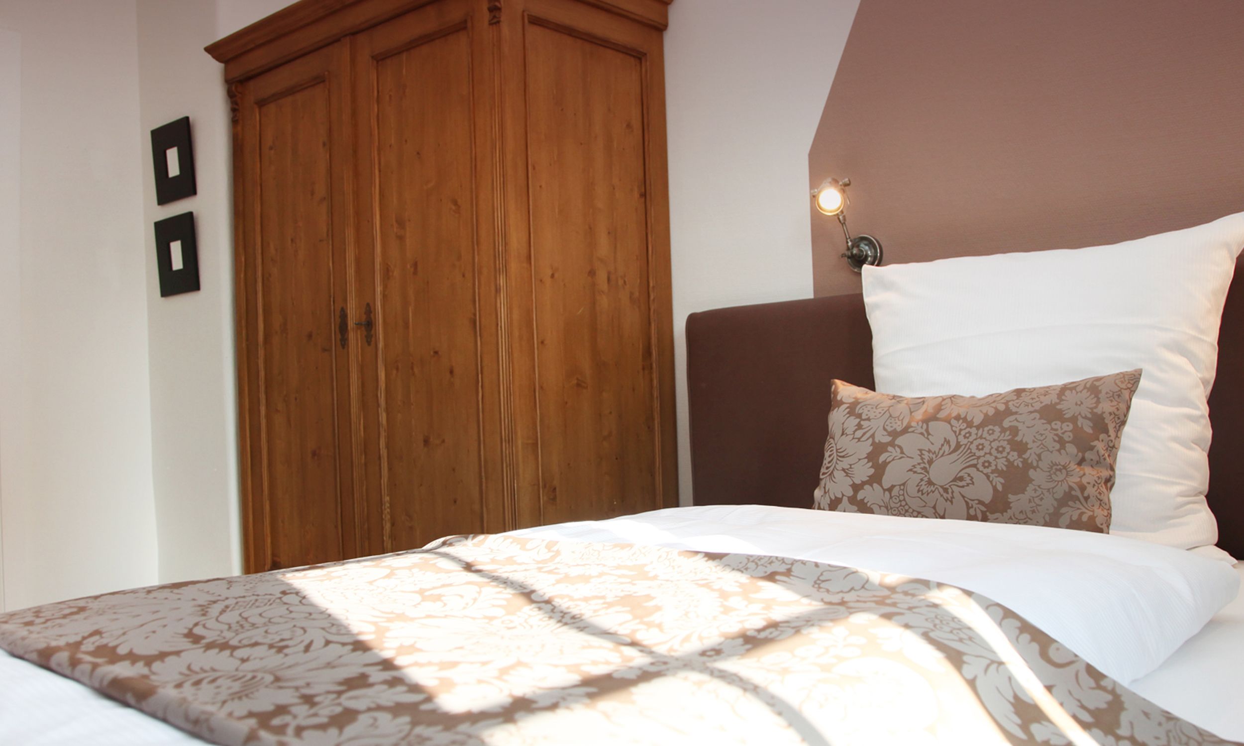 single room | in-room safe, desk, cots/infant beds, rollaway beds