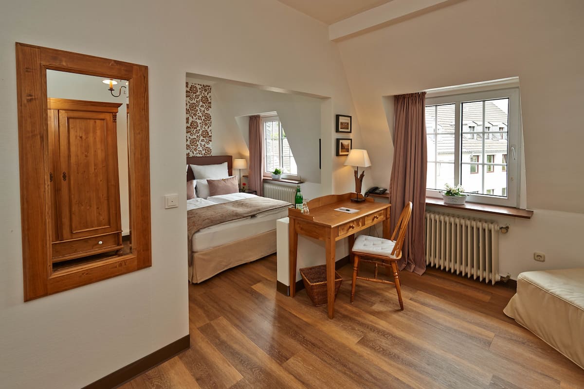 deluxe room | in-room safe, desk, cots/infant beds, rollaway beds