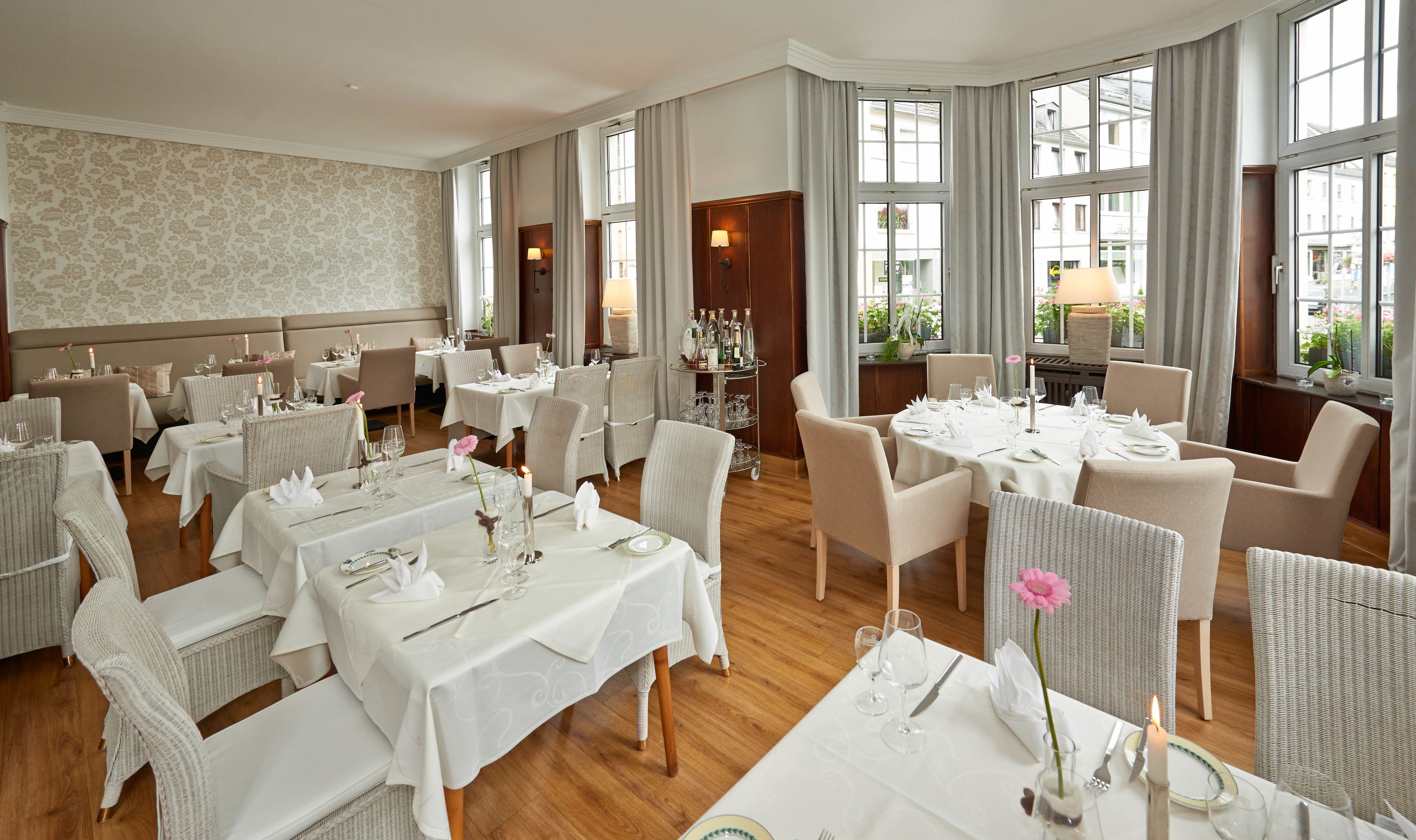 lunch, dinner served; local and international cuisine, al fresco dining