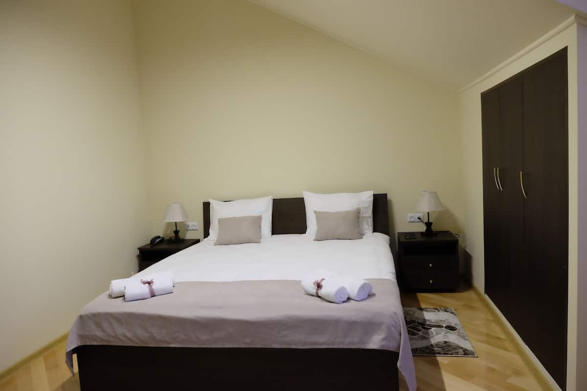 Twin Room (504) | 1 bedroom, premium bedding, minibar, in-room safe