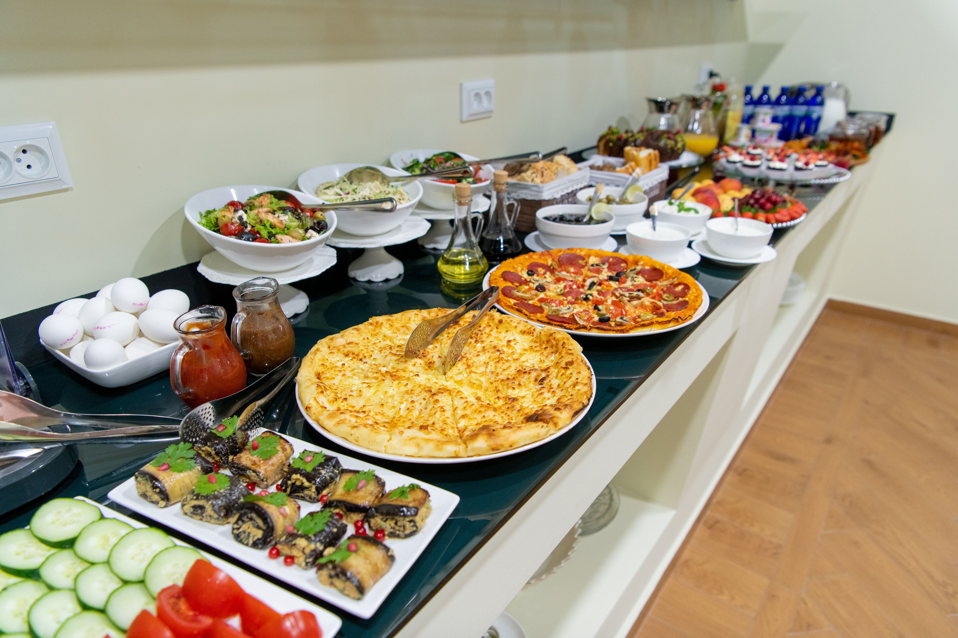 朝食 (コンチネンタル ブレックファスト)、毎日提供 (1 名様 35 GEL)