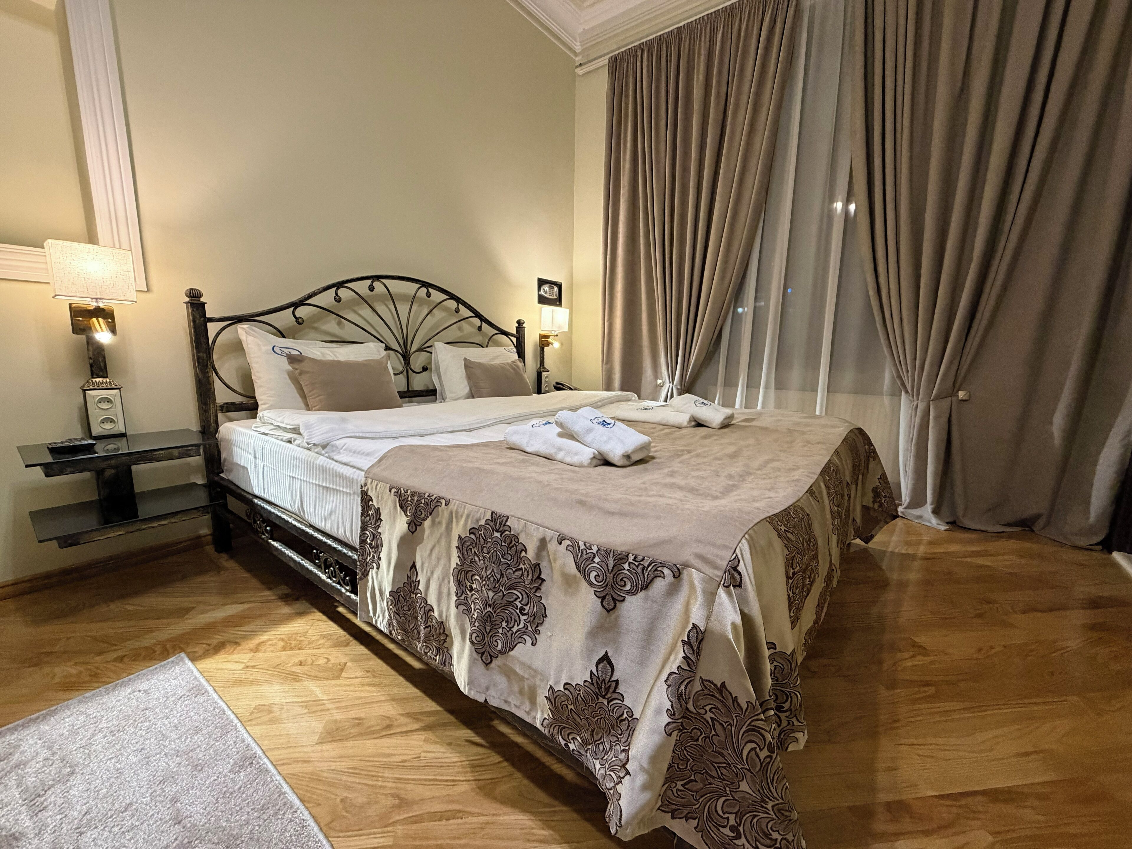 Double Room, Garden View | Premium bedding, minibar, in-room safe, desk