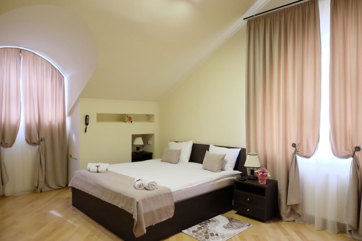 Premium bedding, minibar, in-room safe, desk