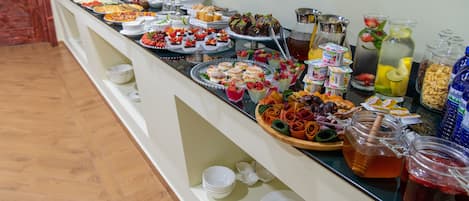 Daily continental breakfast (GEL 35 per person)