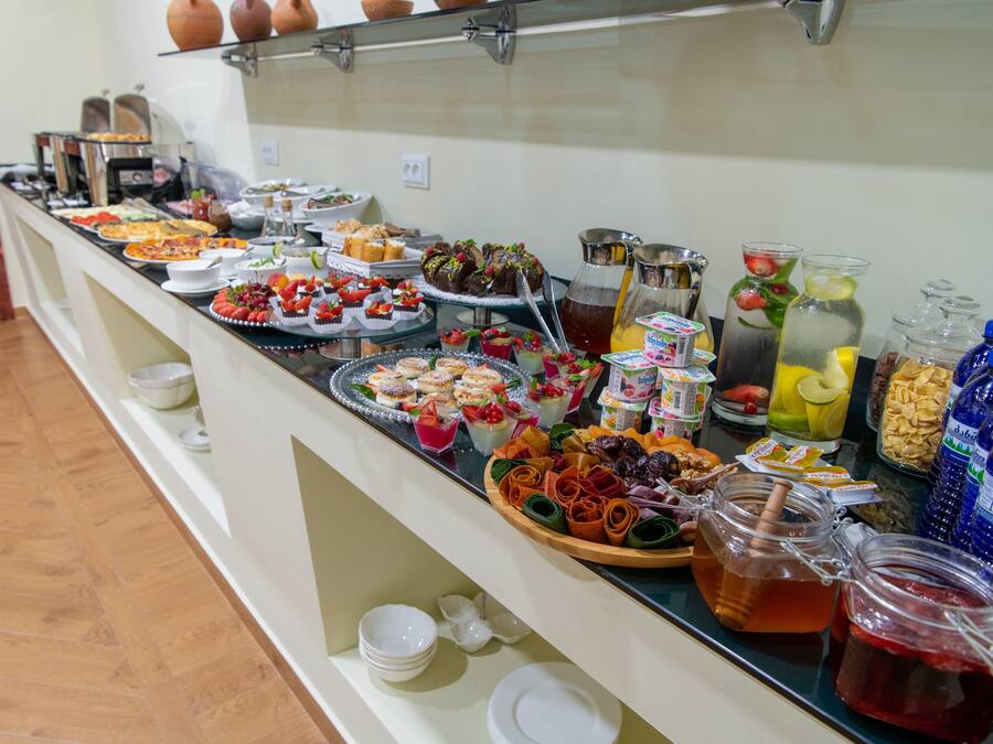 Päivittäinen mannermainen aamiainen (35 GEL per henkilö)