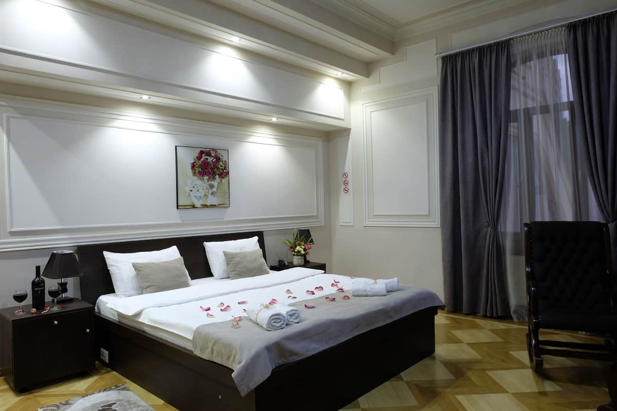 Junior Suite, Jetted Tub, City View | 1 bedroom, premium bedding, minibar, in-room safe