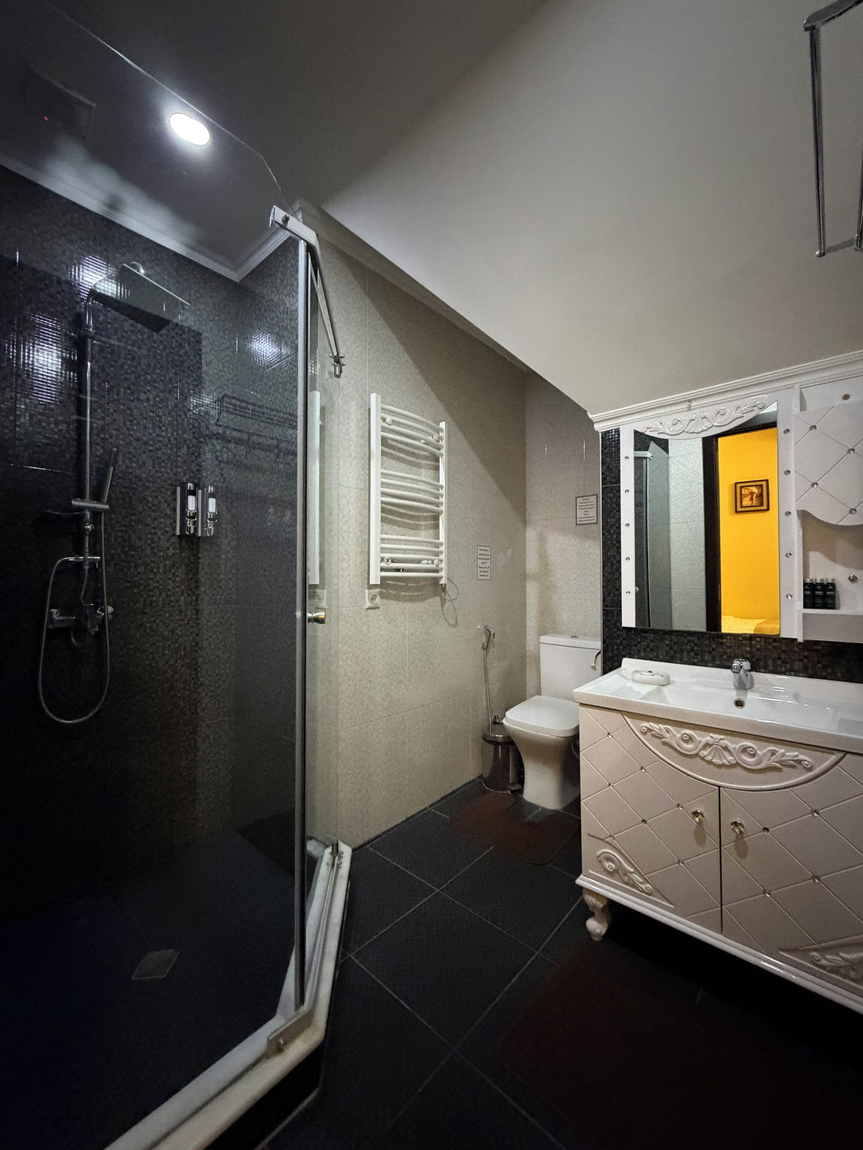 Habitación triple familiar, balcón | Baño | Tina de hidromasaje, amenidades de baño gratuitas, secadora de cabello 