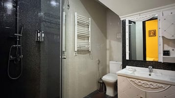 Habitación triple familiar, balcón | Baño | Tina de hidromasaje, amenidades de baño gratuitas, secadora de cabello