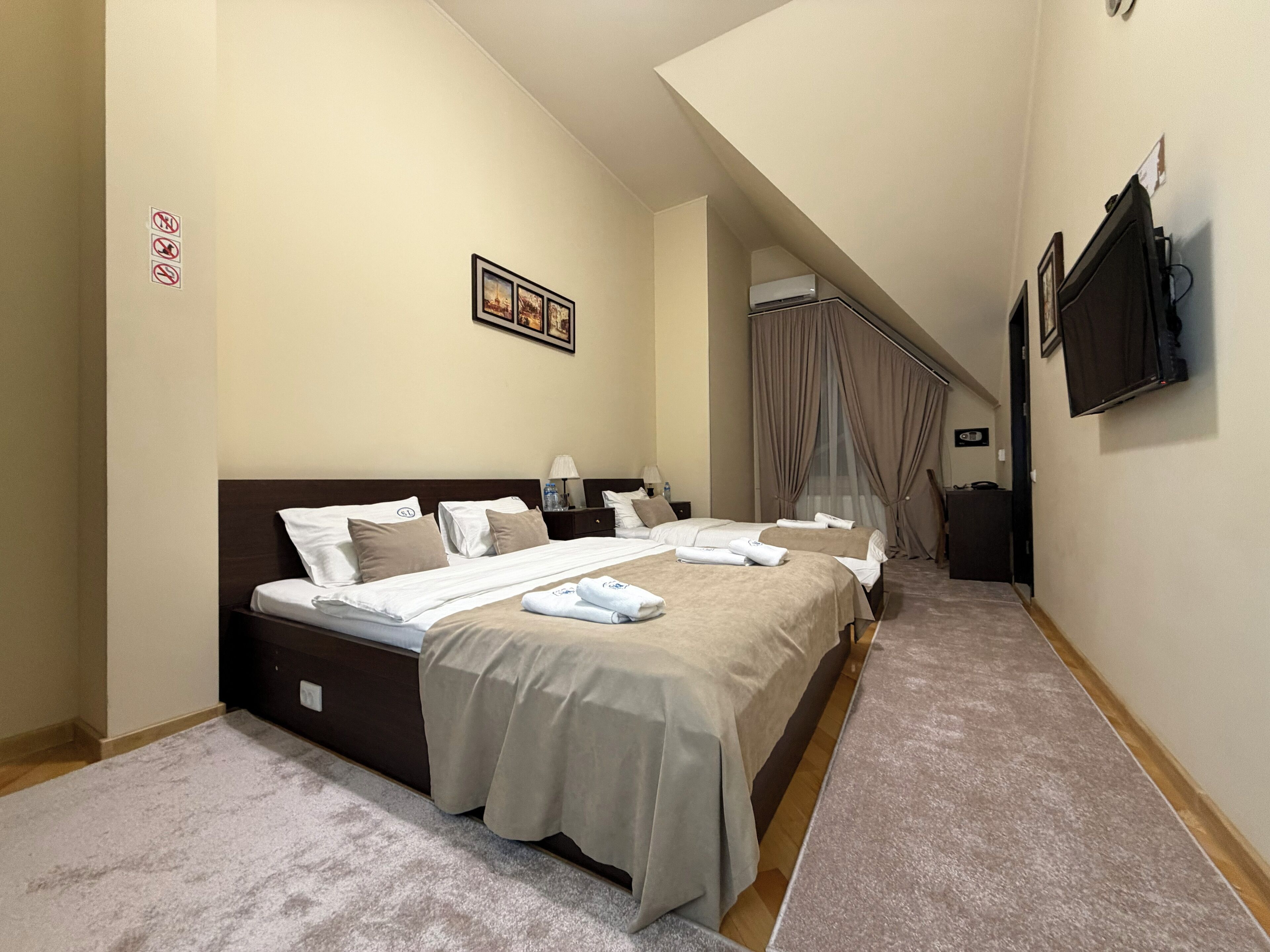 Family Room | Premium bedding, minibar, in-room safe, desk
