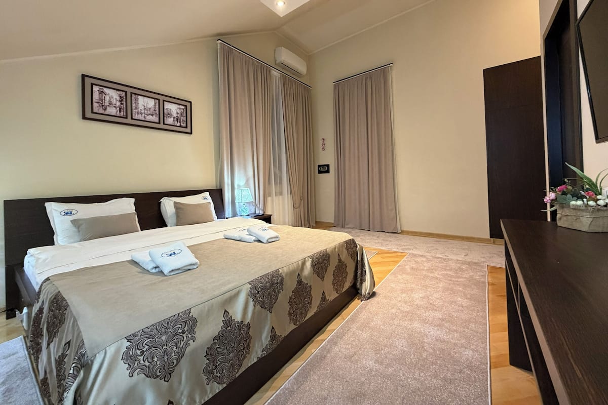 Standard Double Room, Terrace | Premium bedding, minibar, in-room safe, desk