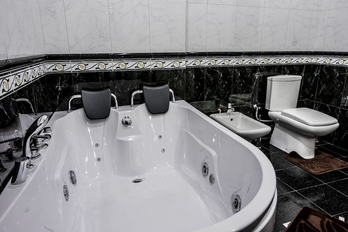 junior suite, jetted tub, city view | jetted bathtub