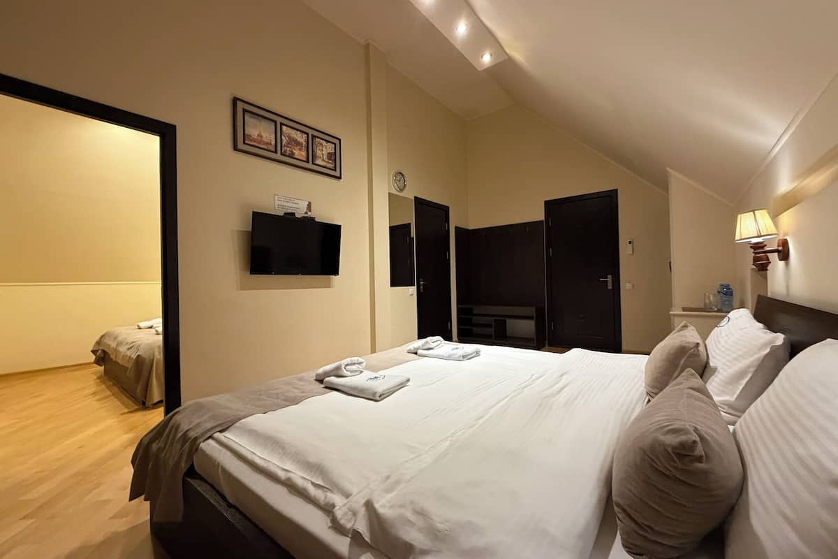 Family Suite | Premium bedding, minibar, in-room safe, desk