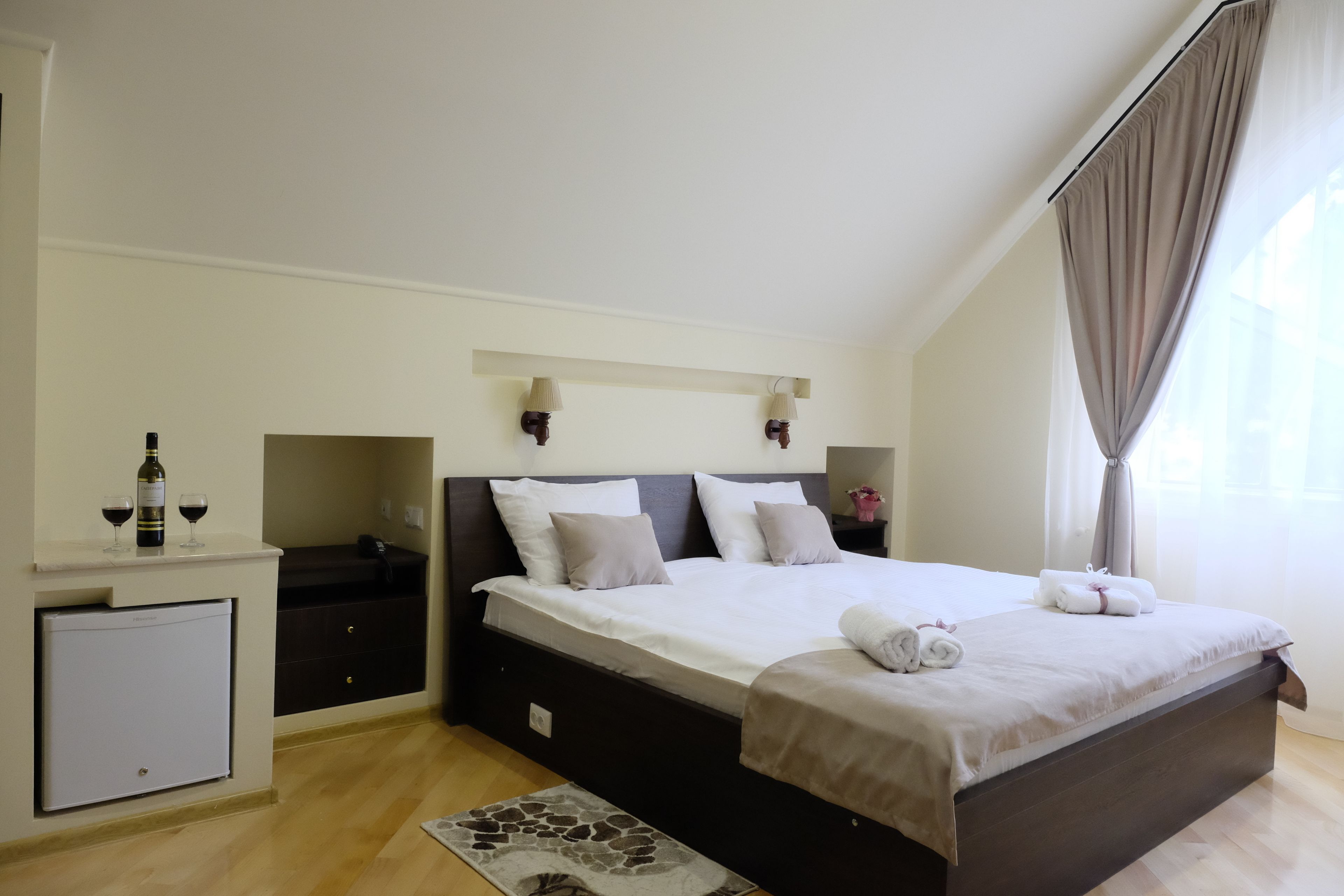 Suite familiar | Ropa de cama de alta calidad, minibar, caja fuerte y escritorio