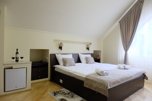 Familiesuite | Sengetøy av topp kvalitet, minibar, safe på rommet og skrivebord