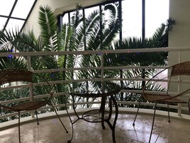 Deluxe-herbergi - svalir - útsýni yfir garð | Rúmföt af bestu gerð, míníbar, öryggishólf í herbergi, skrifborð