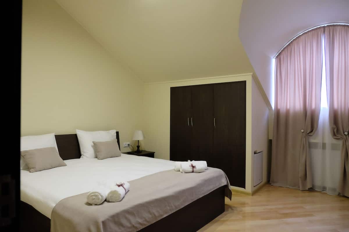 Premium bedding, minibar, in-room safe, desk