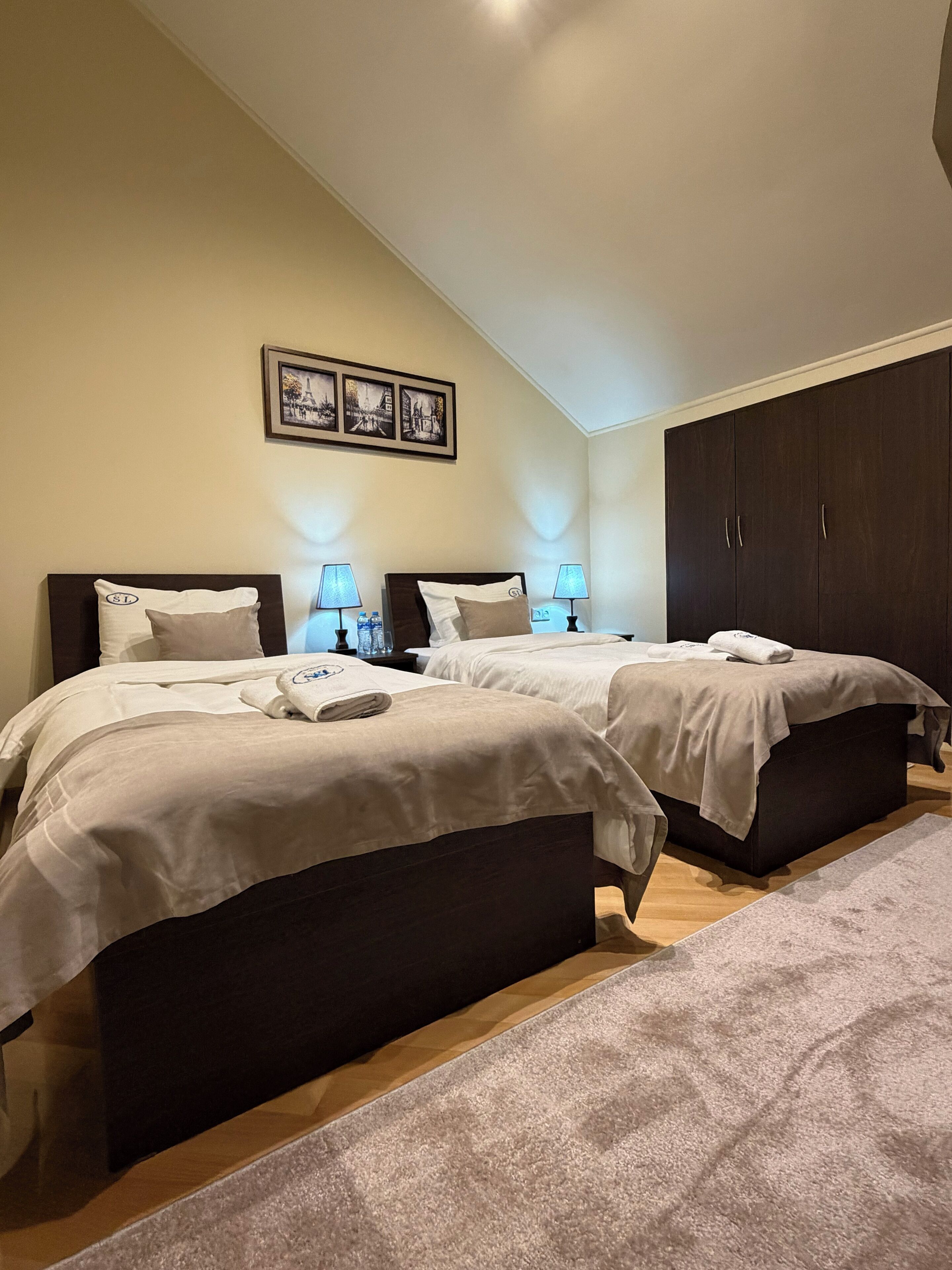 Twin Room (504) | Premium bedding, minibar, in-room safe, desk