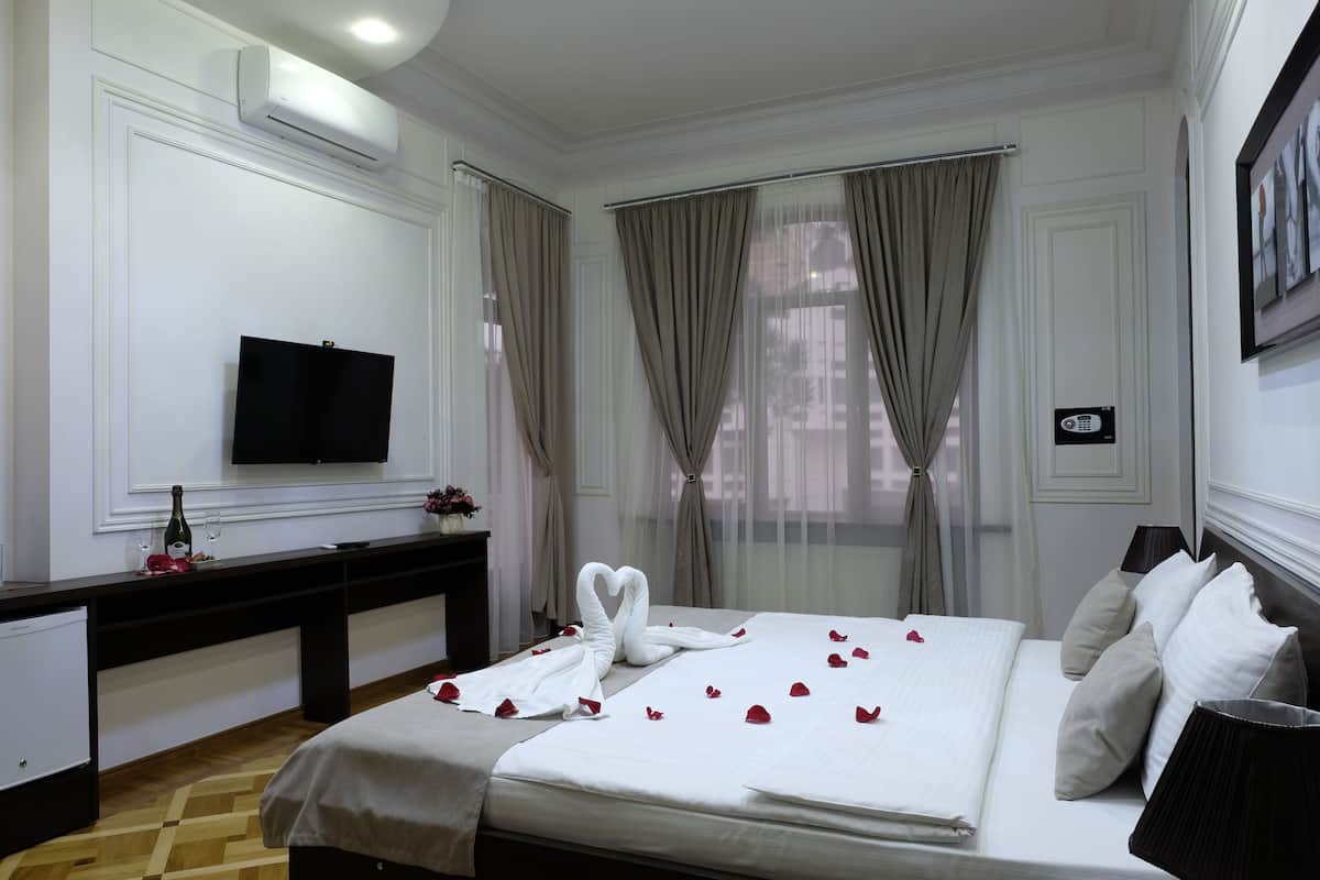Junior Suite, Jetted Tub | 1 bedroom, premium bedding, minibar, in-room safe