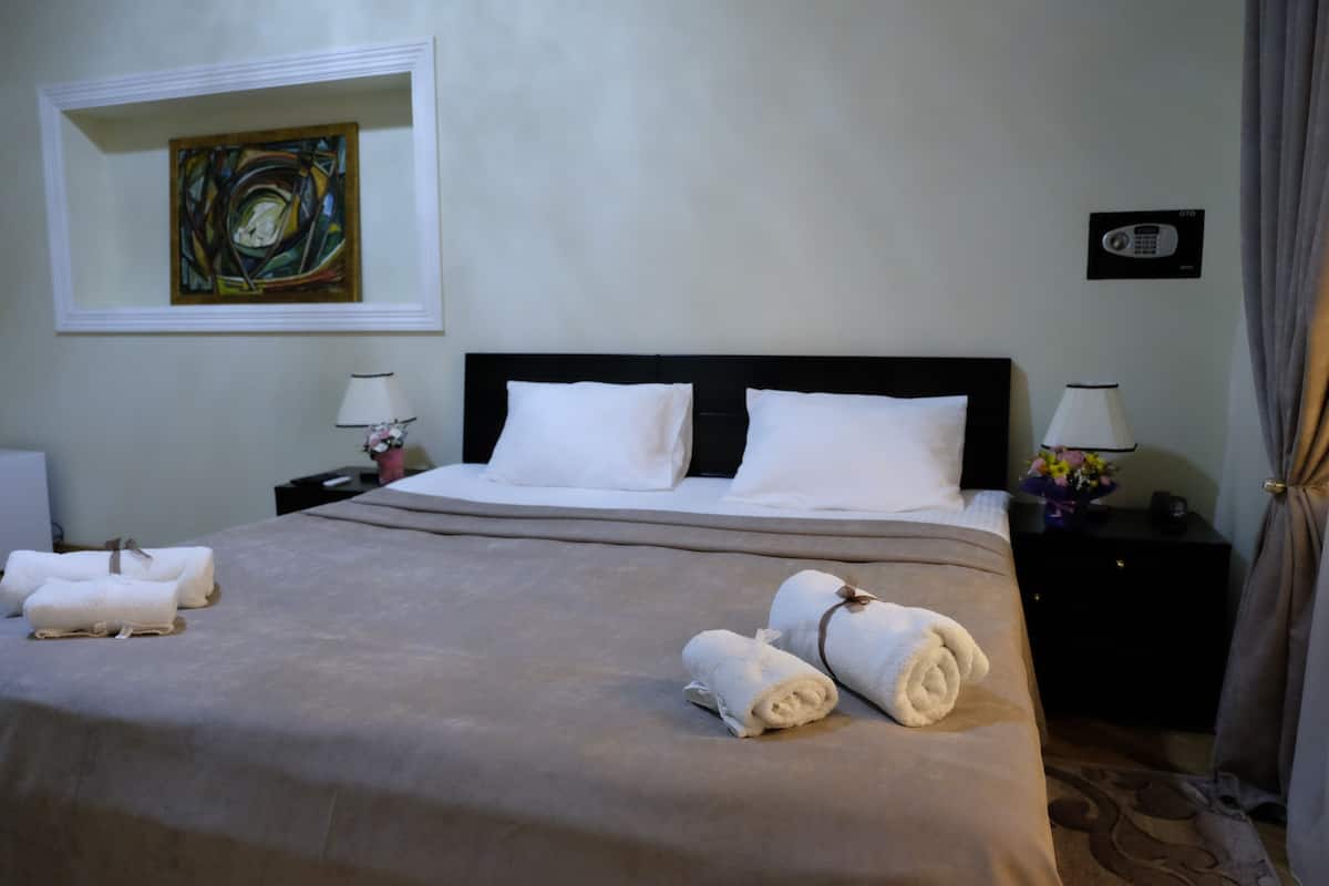 Double Room, Garden View | 1 bedroom, premium bedding, minibar, in-room safe