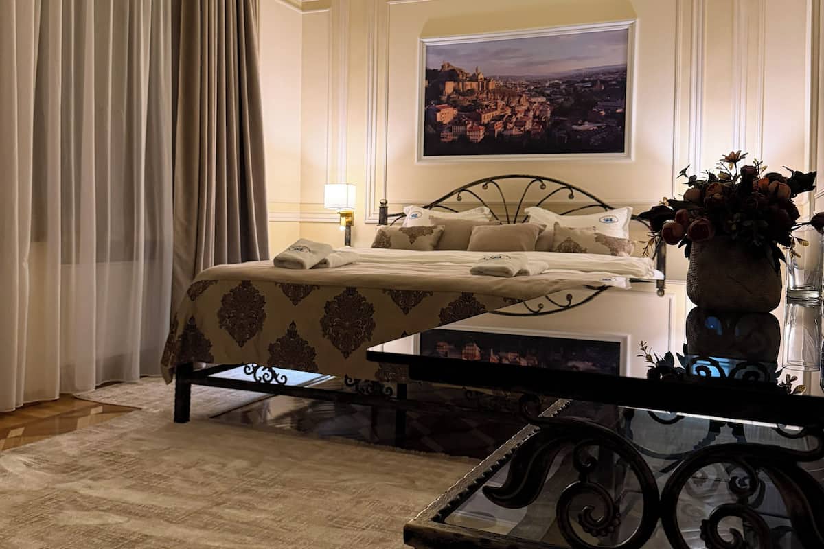 Phòng đôi Deluxe, ban công | Bộ đồ giường cao cấp, minibar, két bảo mật tại phòng, bàn