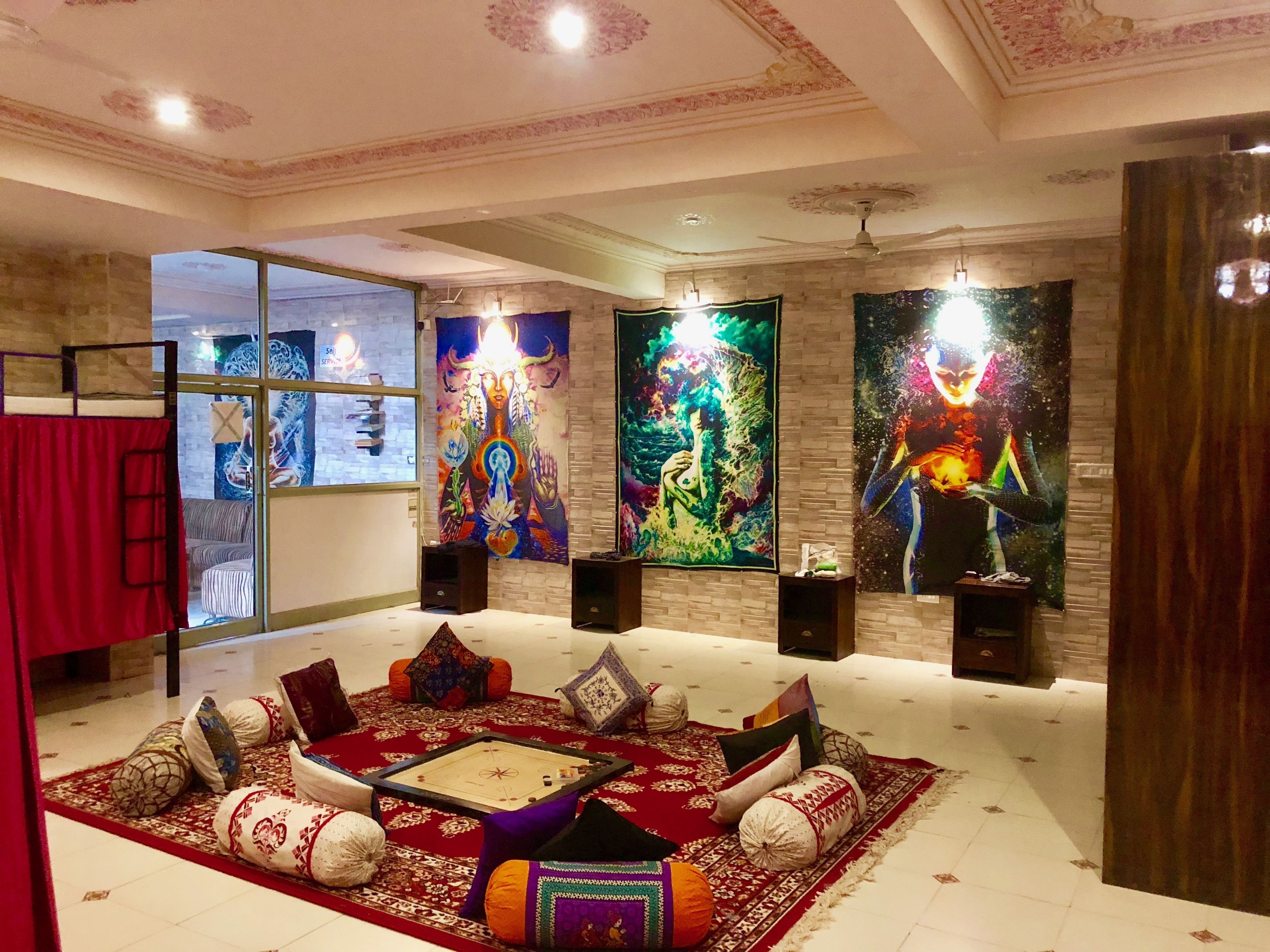 华丽宿舍, 男女混合宿舍 | 起居区 | 平板电视