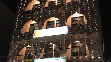 住宿正面 (夜晚)