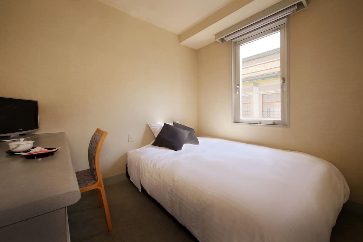 Standard Single Room | 1 bedroom, in-room safe, desk, laptop workspace