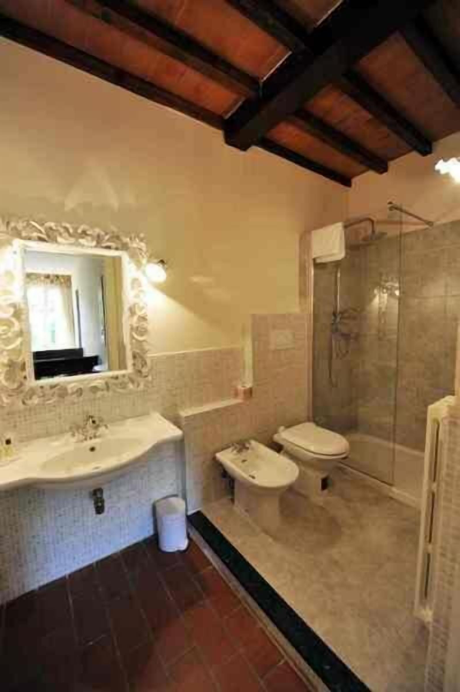 Ducha, artículos de tocador gratuitos, bidet, toallas