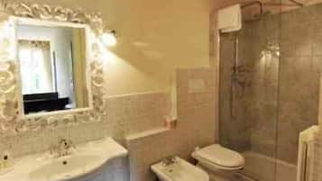 Ducha, artículos de tocador gratuitos, bidet, toallas