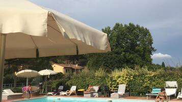 Piscina externa sazonal, guarda-sóis, espreguiçadeiras