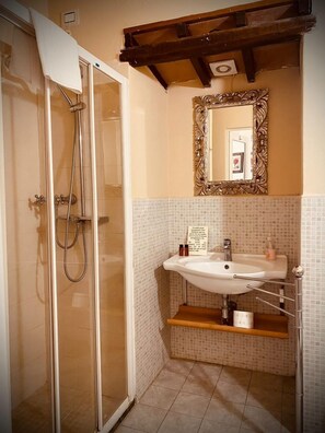 Een douche, gratis toiletartikelen, een bidet, handdoeken