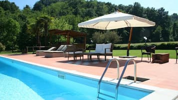 Piscine extérieure (ouverte en saison), parasols de plage
