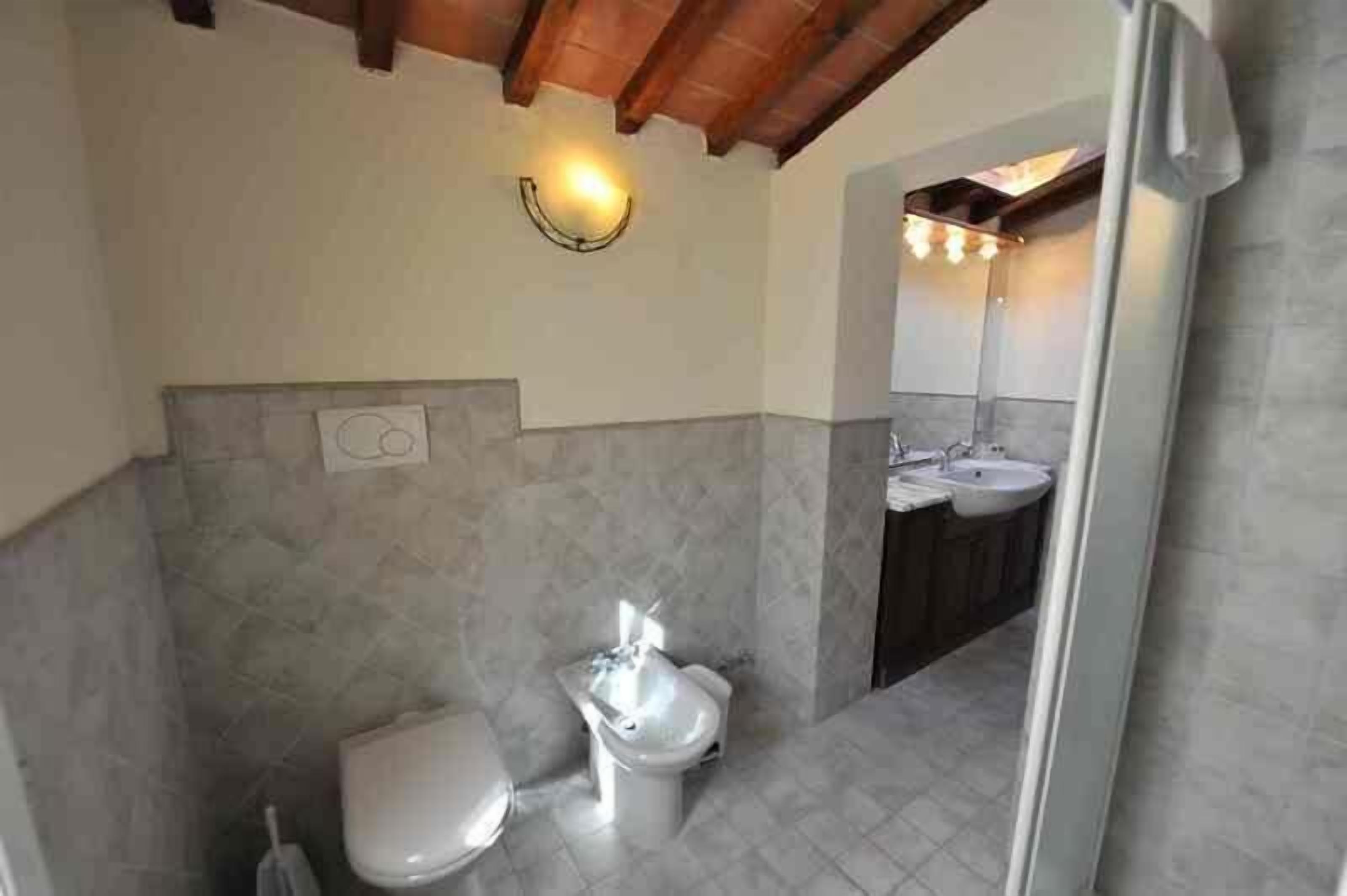 Un baño con inodoro, bidé y lavamanos.