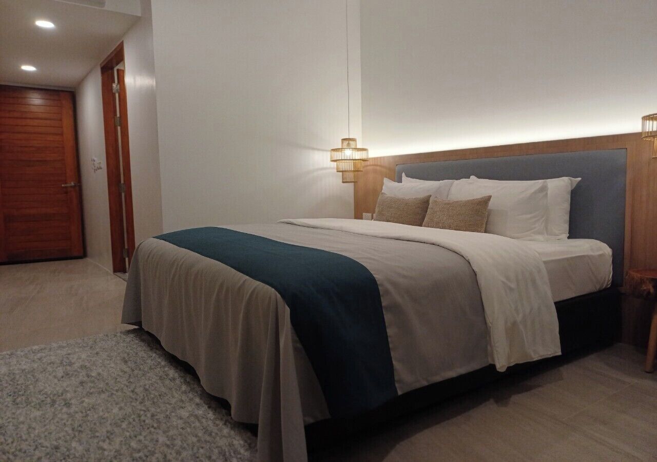 Honeymoon Room | Minibar, in-room safe, individually decorated, blackout drapes