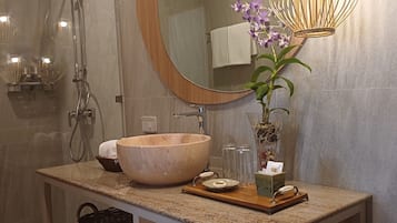 Quarto família, 1 quarto, para não fumantes | Banheiro | Chuveiro, produtos de toalete grátis, chinelos, toalhas de banho