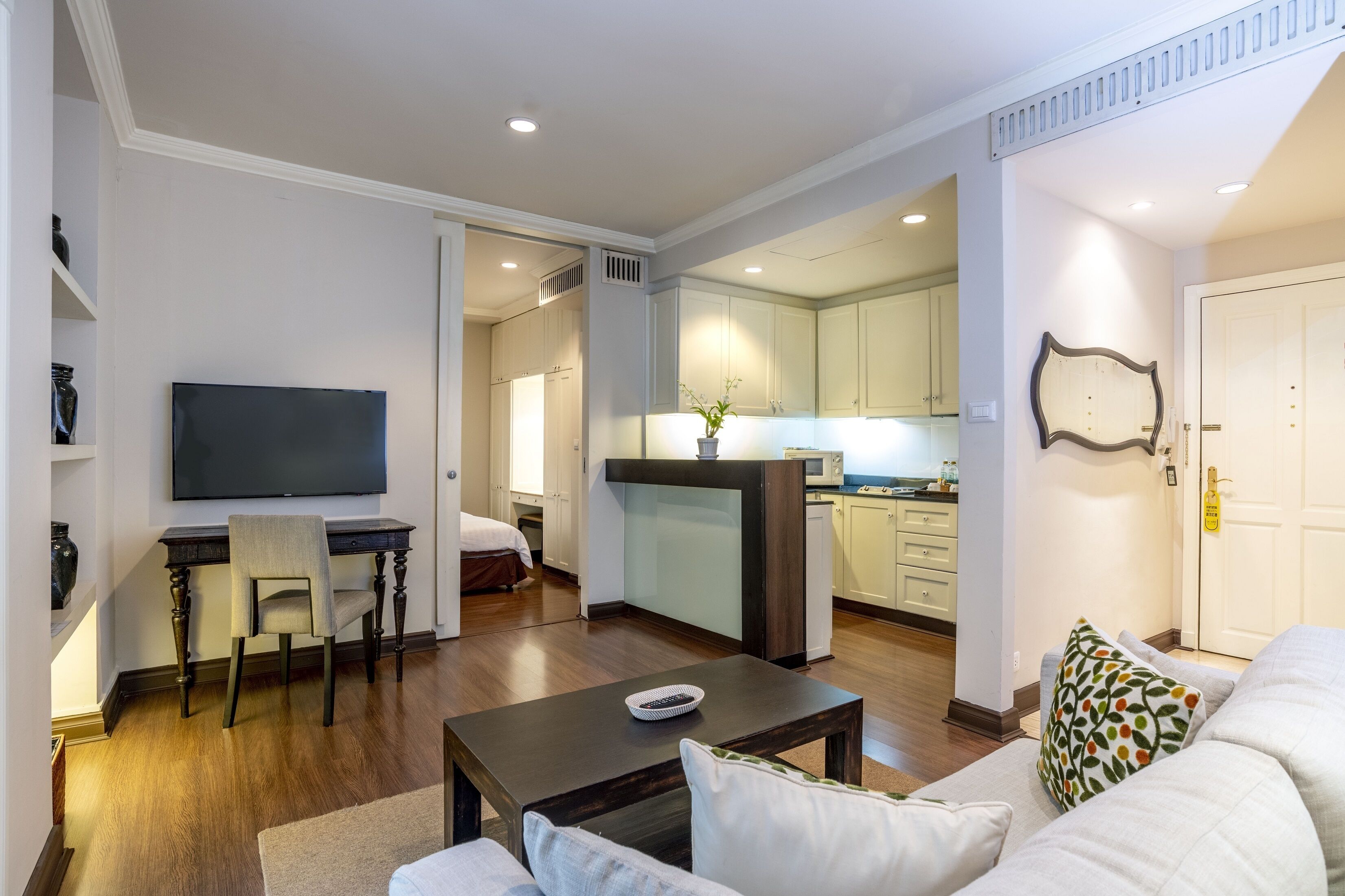 studio apartment | living room | 42-inch led tv with satellite channels, tv